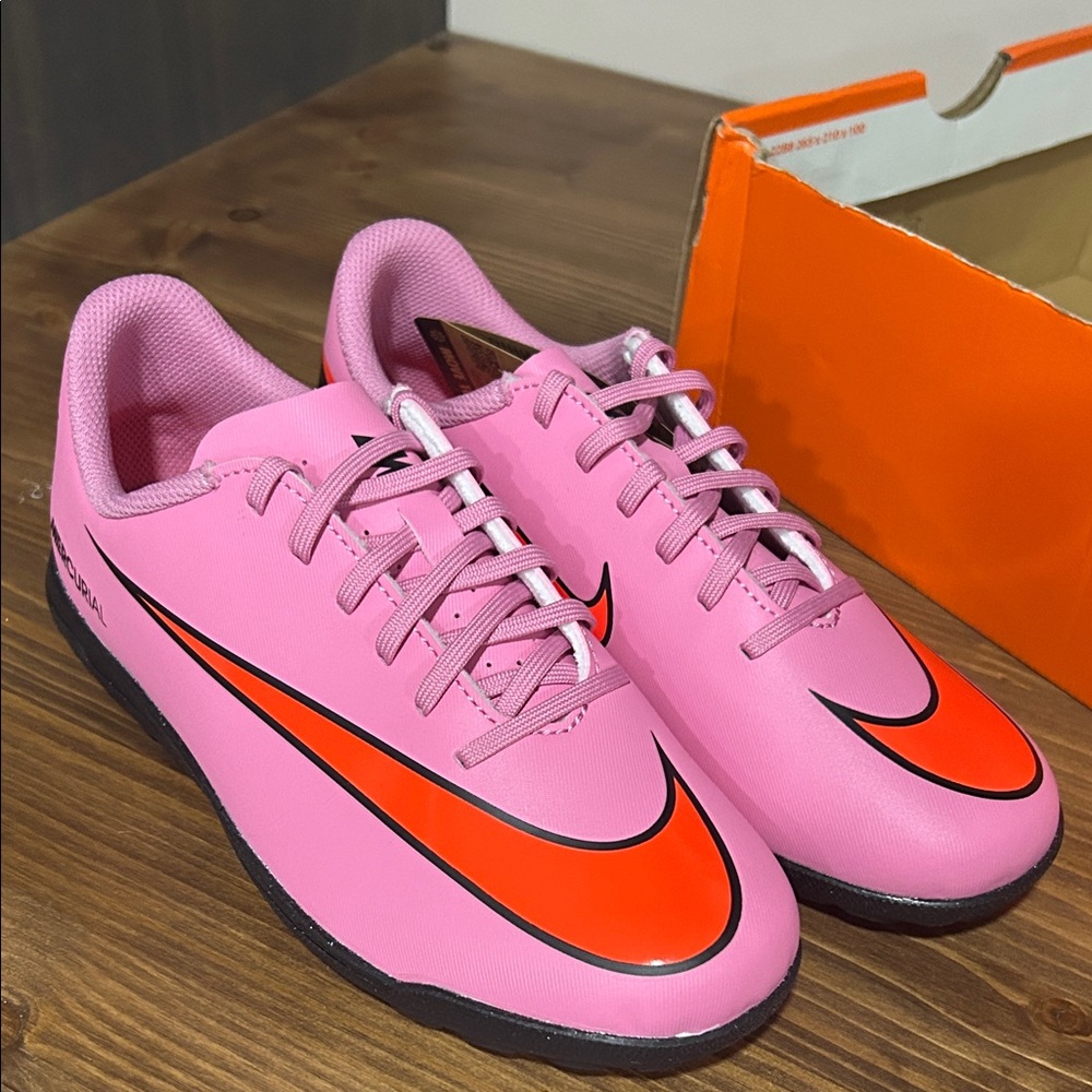 Kids Nike JR Vapor 16 Club in the "Magic Flamingo" colorway. New size 5.5